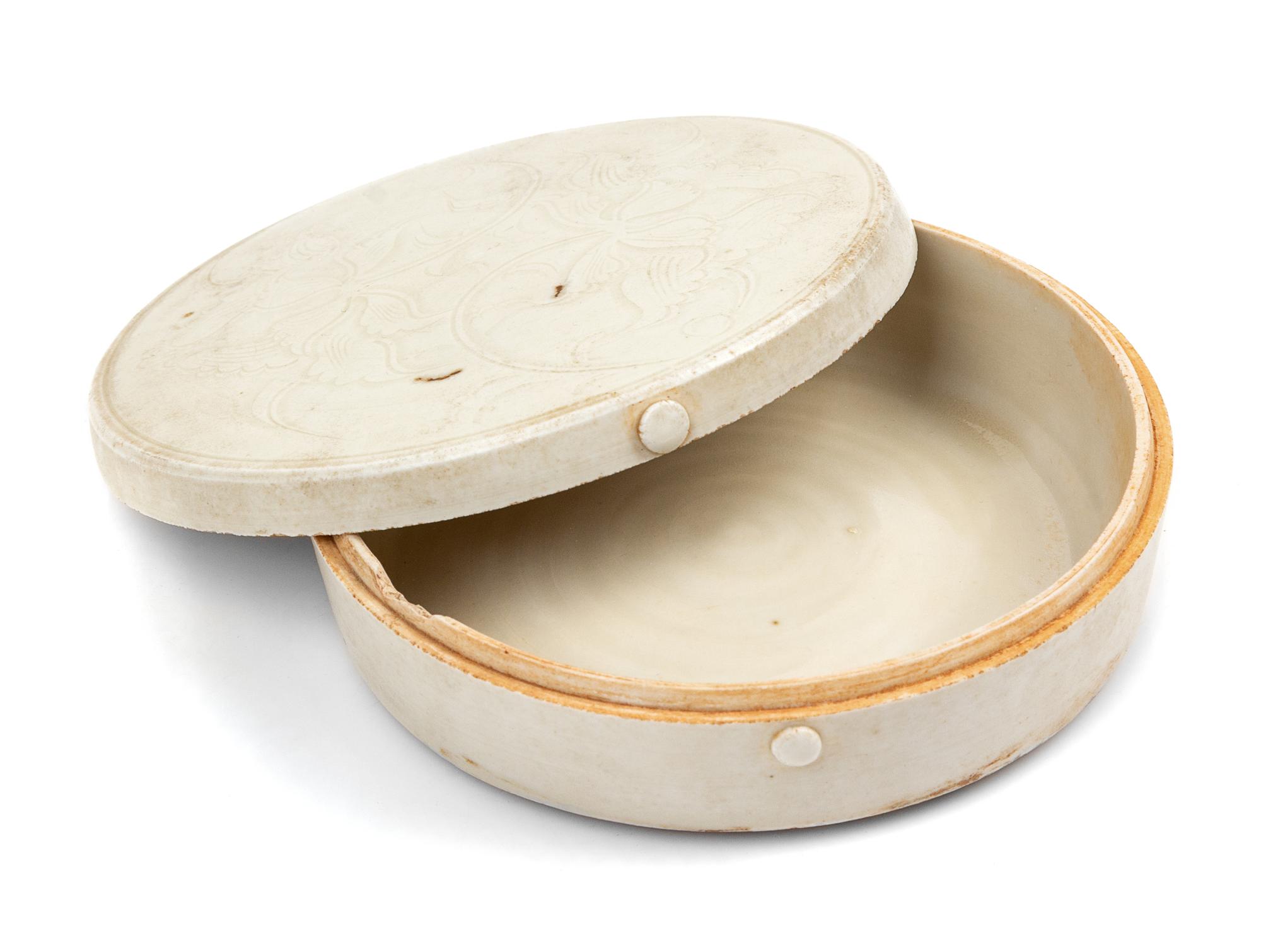 A Dingyao White Glazed Porcelain Covered Box Diameter 4 1/2 inches. — PROBABLY SONG DYNASTY (906-1279)