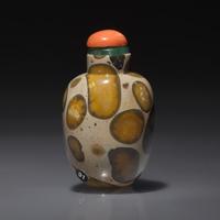 A Chinese Puddingstone Snuff Bottle, Qing Dynasty, Circa 1780-1850 — 1780–1850年 抱子石鼻煙壺