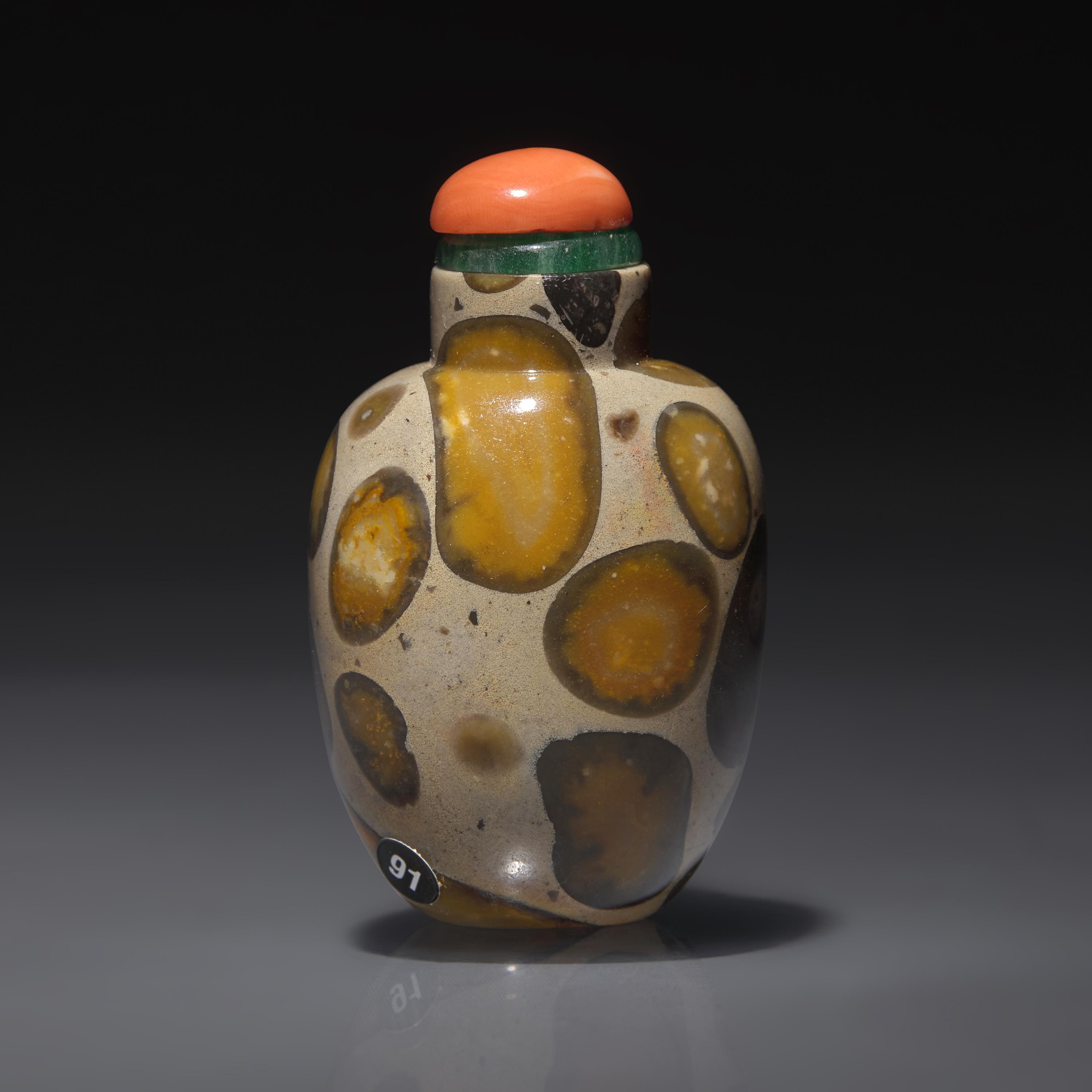 A Chinese Puddingstone Snuff Bottle, Qing Dynasty, Circa 1780-1850 — 1780–1850年 抱子石鼻煙壺