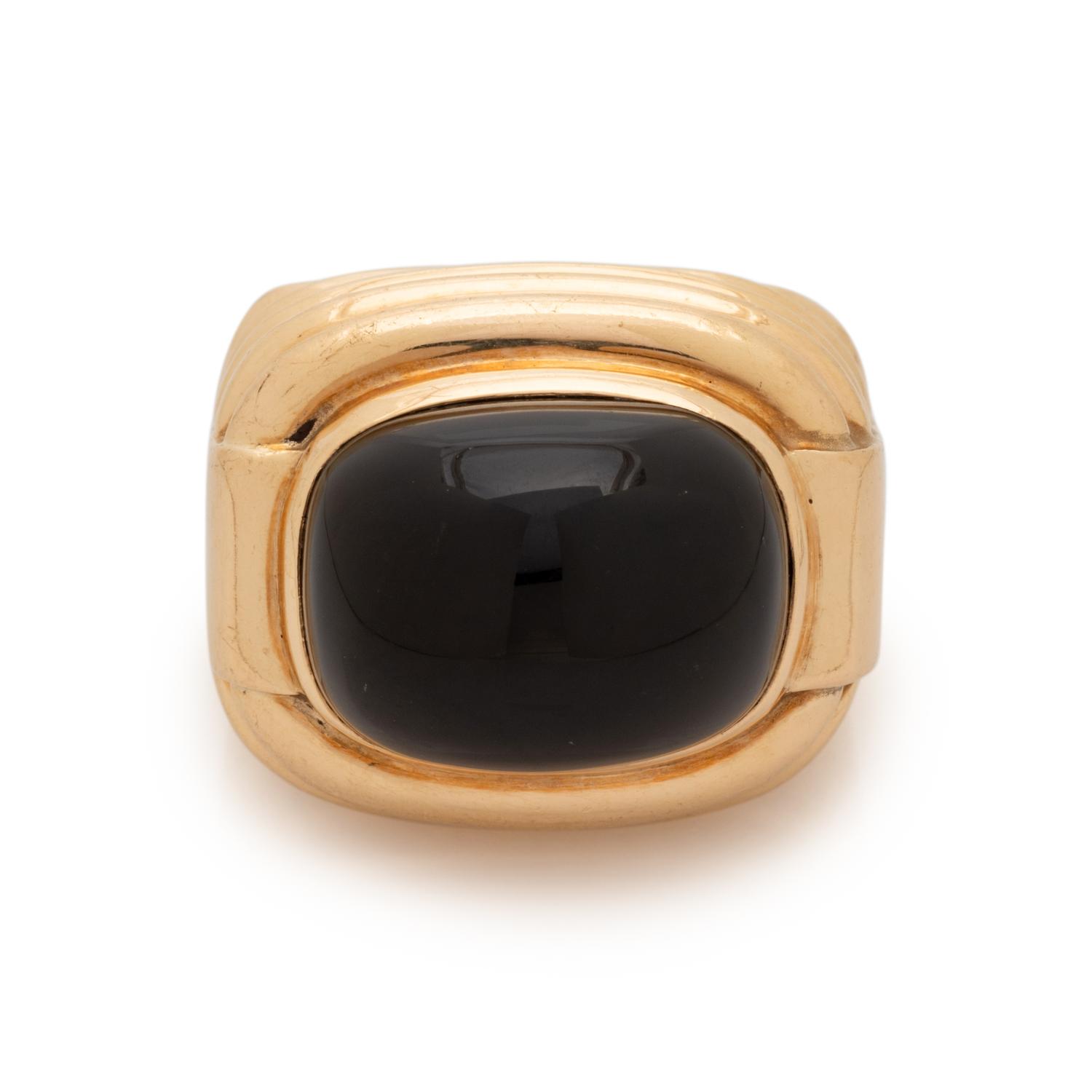 YELLOW GOLD AND ONYX RING