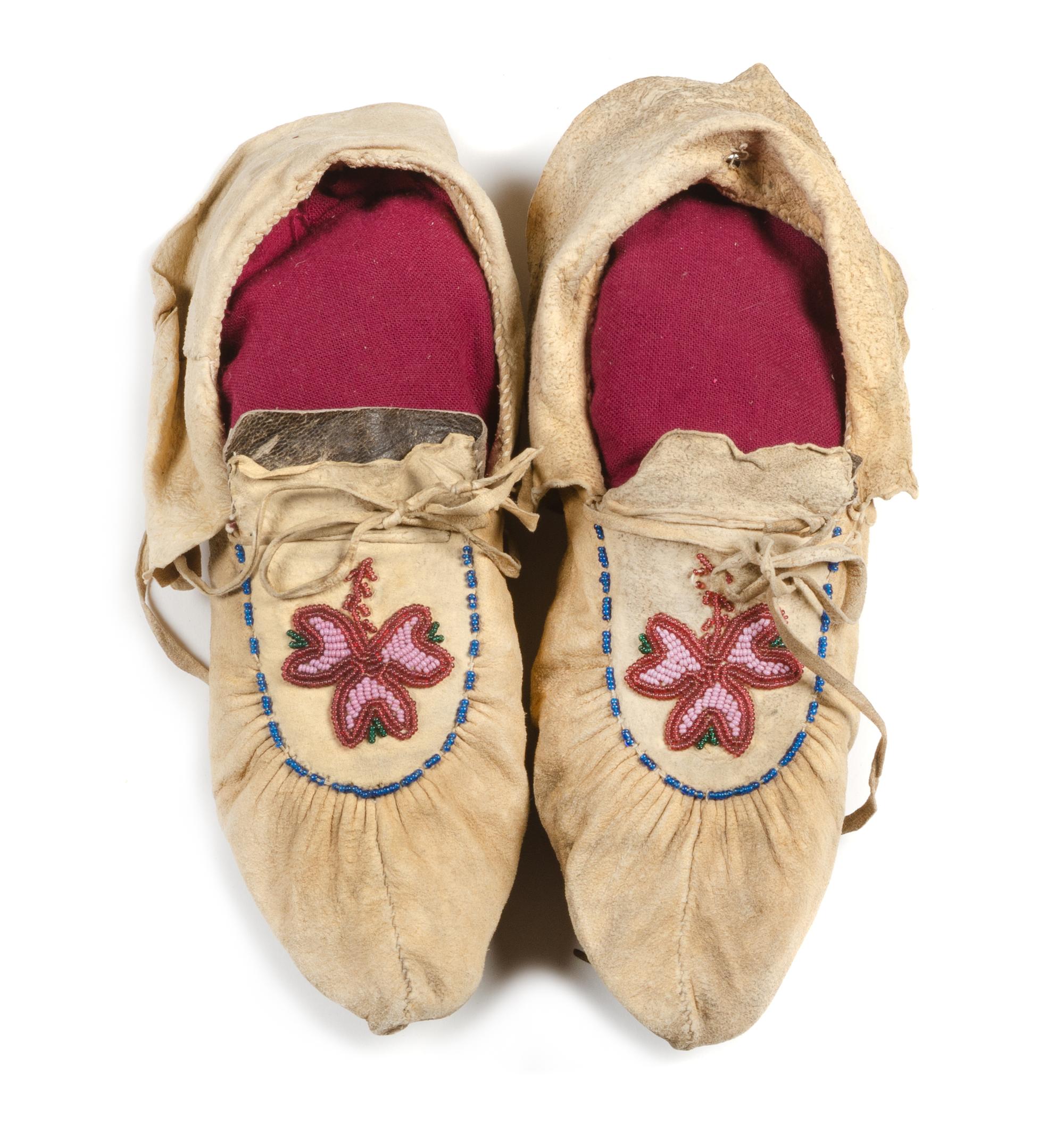 Eastern Woodlands Beaded Moccasins Length 10 x Width 3 inches — (Late 19th/Early 20th Century)