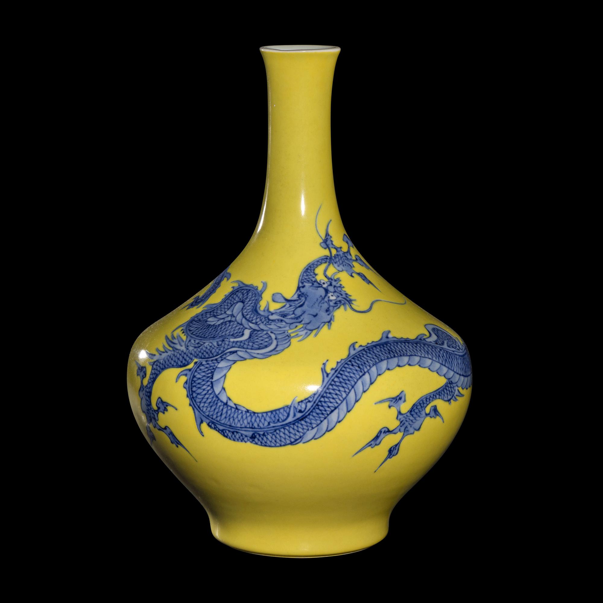 A Japanese Yellow Ground Blue and White Porcelain Vase by Makuzu Kozan (1842-1916) 宮川香山製黃地龍紋賞瓶