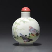 An Imperial Chinese Enameled Porcelain "Pigeons" Snuff Bottle, Qing Dynasty, Daoguang Mark and of The Period — 清道光 御製粉彩花鳥圖鼻煙壺