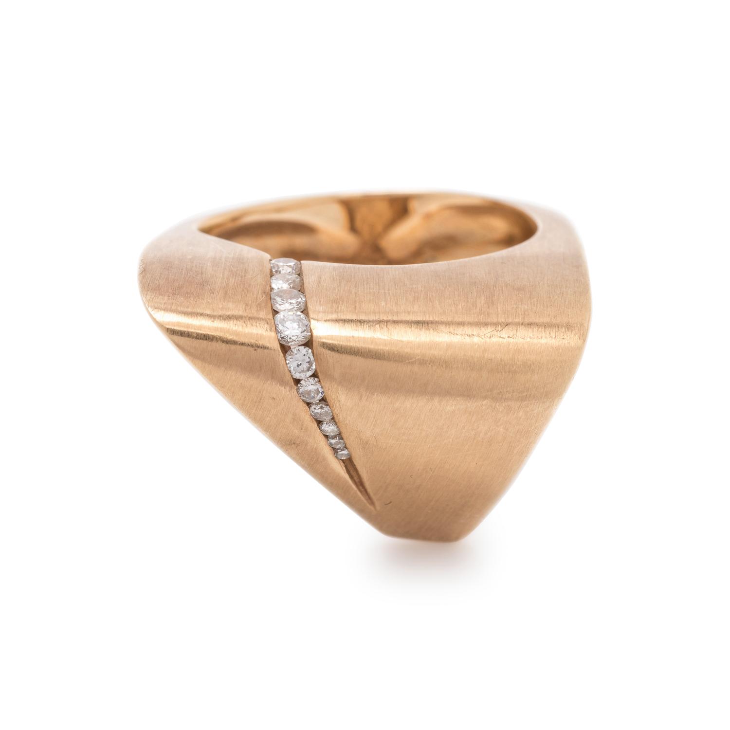 YELLOW GOLD AND DIAMOND RING