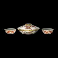 Three Chinese Famille Rose Porcelain 'Dragon' Bowls, Guangxu Period 清光緒 粉彩雙龍戲珠大蓋碗及小碗兩件