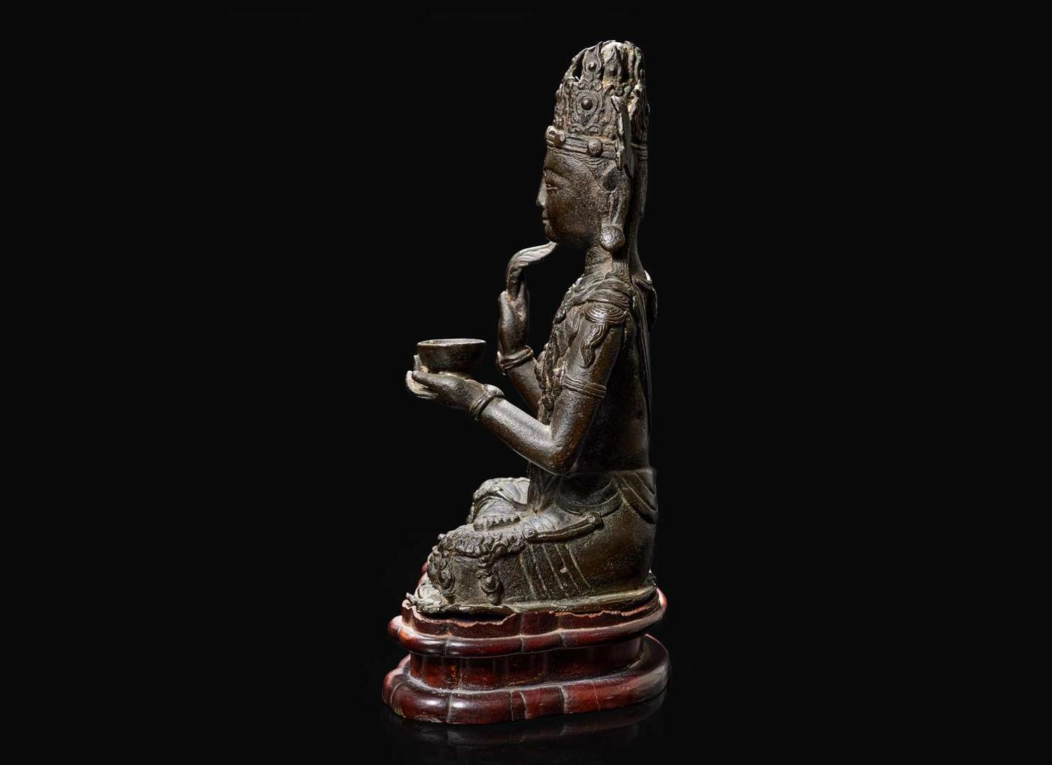 A rare Chinese patinated bronze figure of Guanyin, Yunnan, 12th to 14th century 珍罕銅加漆觀音像及底座 雲南大理 十二至十四世紀