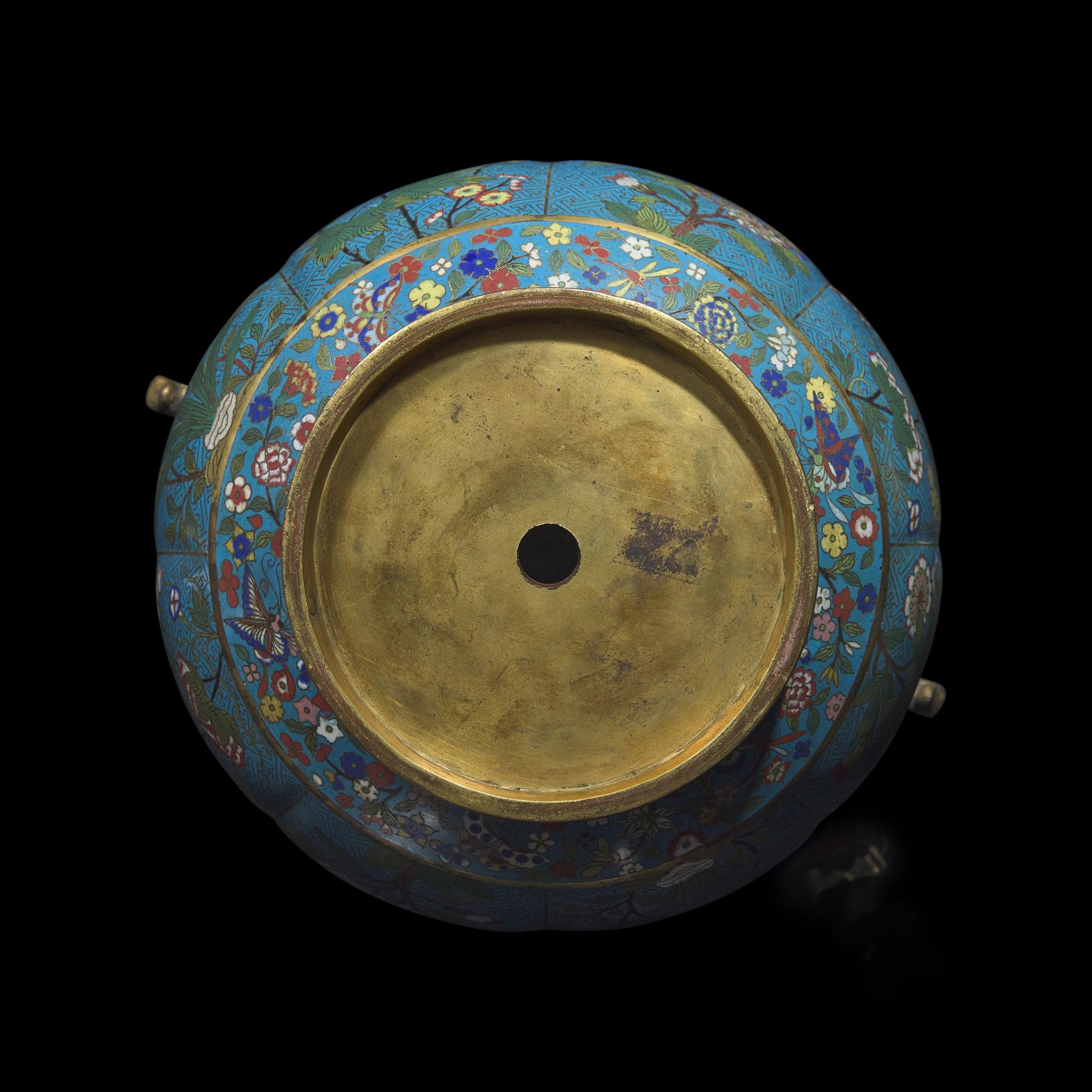 A Chinese Cloisonn é Hu- Form Vase, 19th/20th Century 晚清民國 掐絲琺瑯花卉紋雙龍耳壺