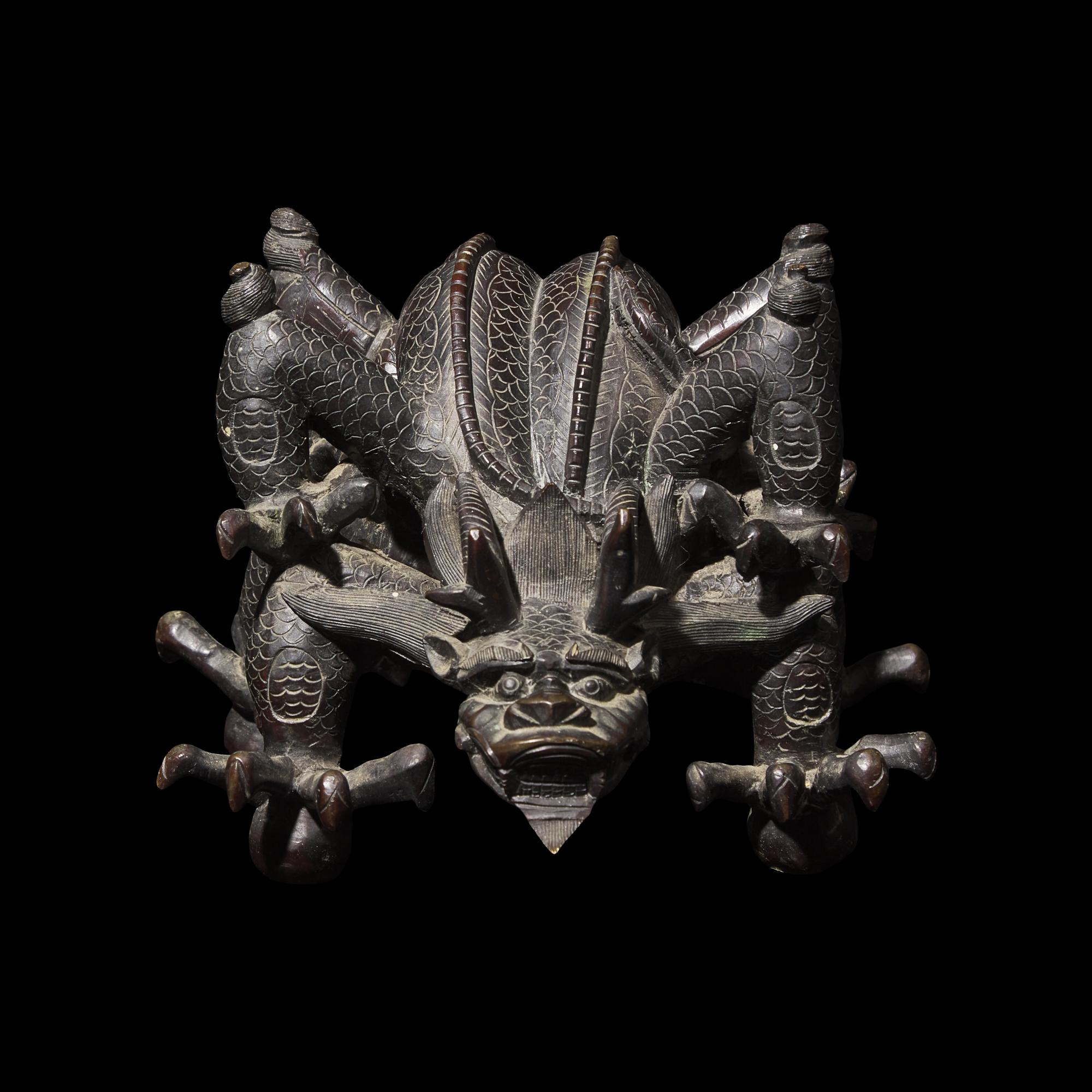 A Chinese Patinated Bronze Double Dragon Stand, Late Qing Dynasty 清晚期 青銅龍形座