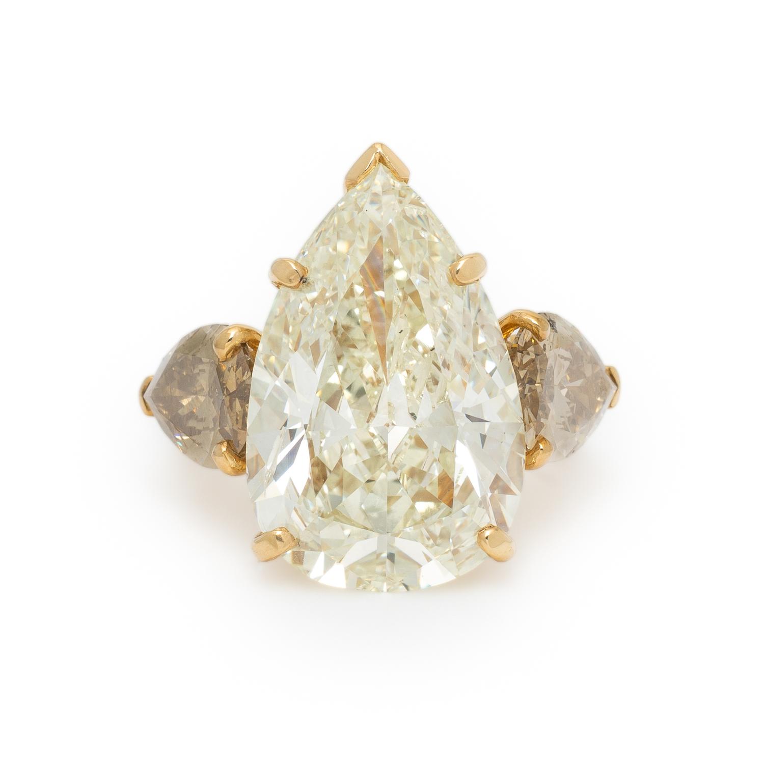 COLORED DIAMOND AND YELLOW GOLD RING
