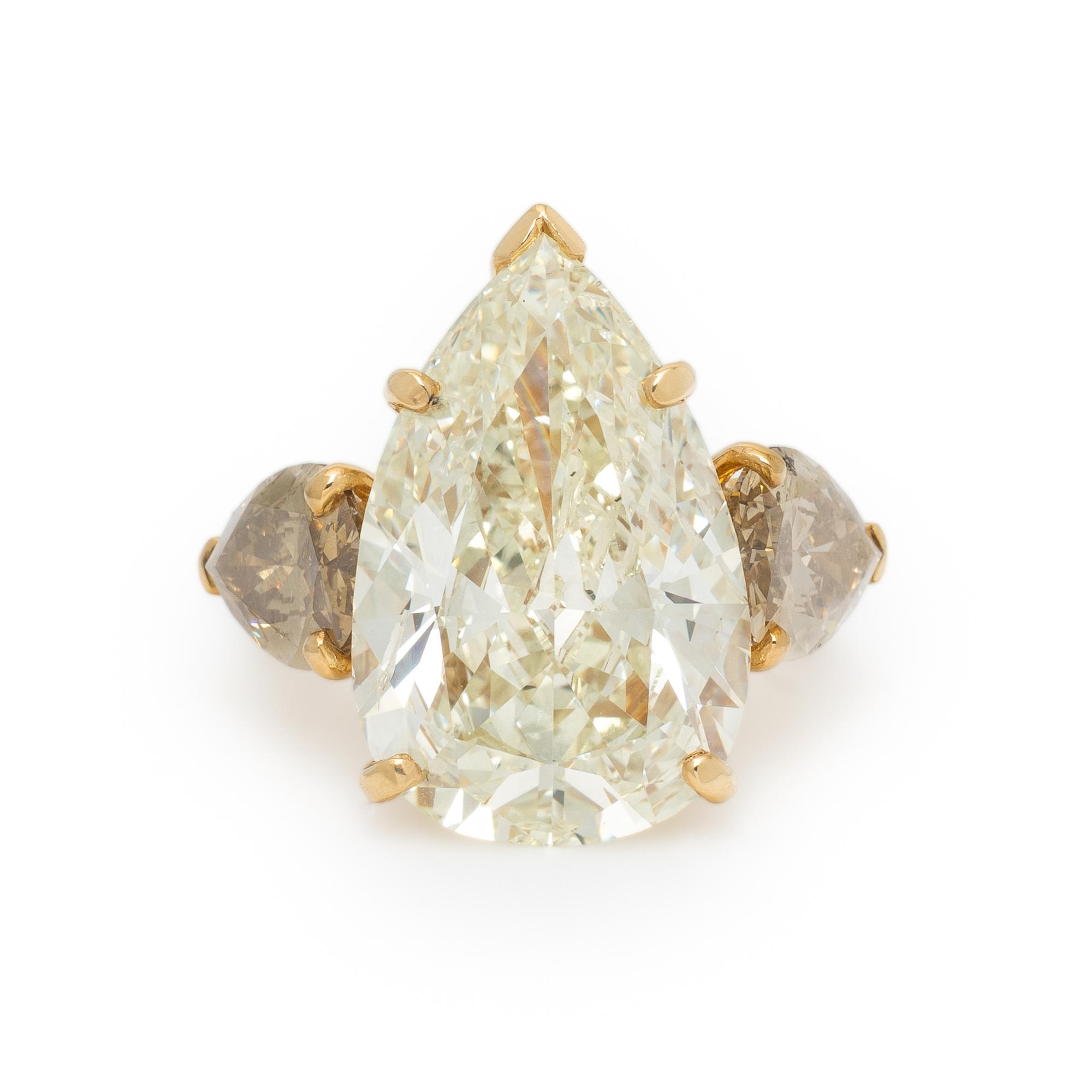 COLORED DIAMOND AND YELLOW GOLD RING