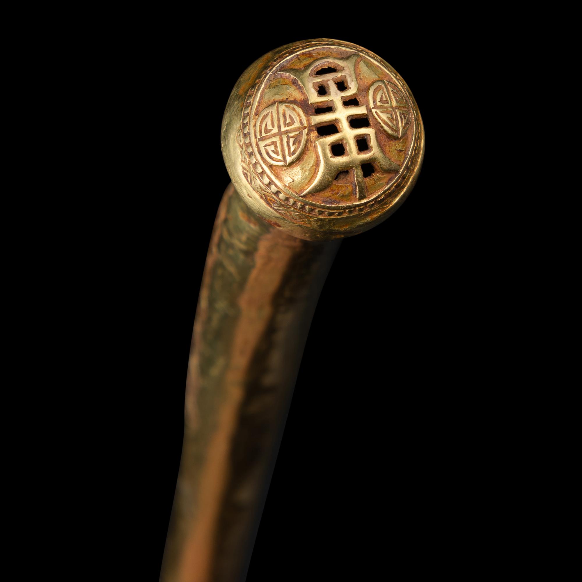 A Chinese Gold 'Longevity' Hairpin, Tongzan, Late Ming Dynasty 明晚期 滇式壽字紋金長簪