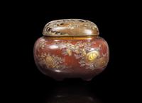 A Japanese patinated and parcel-gilt bronze "Seashells" koro and cover, Meiji period 日本鎏金加漆銅爐 明治