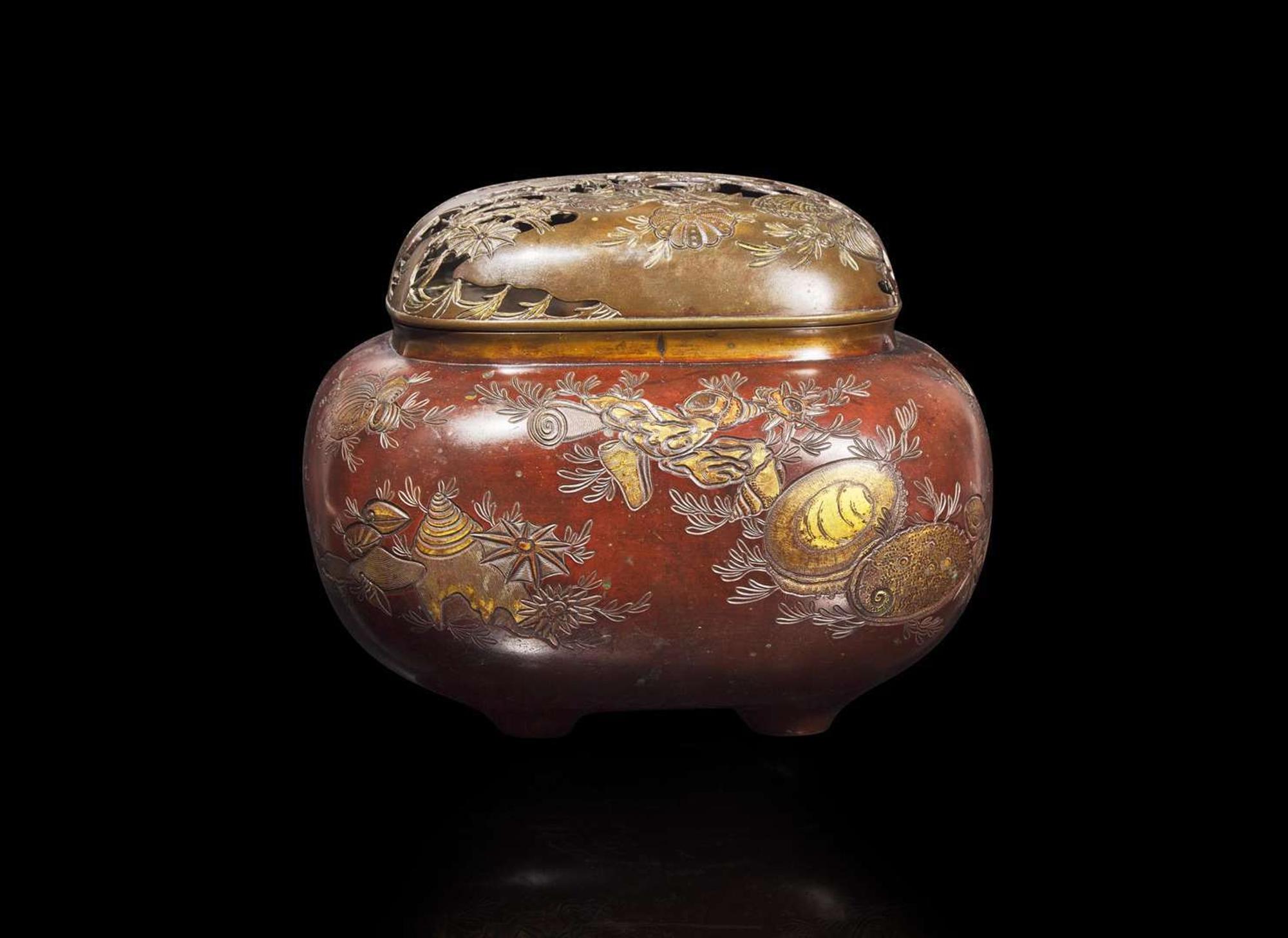 A Japanese patinated and parcel-gilt bronze "Seashells" koro and cover, Meiji period 日本鎏金加漆銅爐 明治