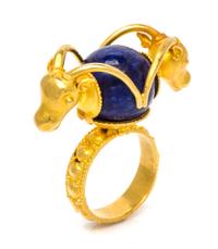 A High Karat Yellow Gold and Lapis Lazuli Ring, 6.30 dwts.