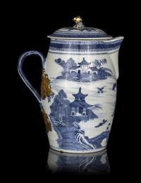 A Chinese Export Gilt Decorated Blue and White Porcelain Covered Mug