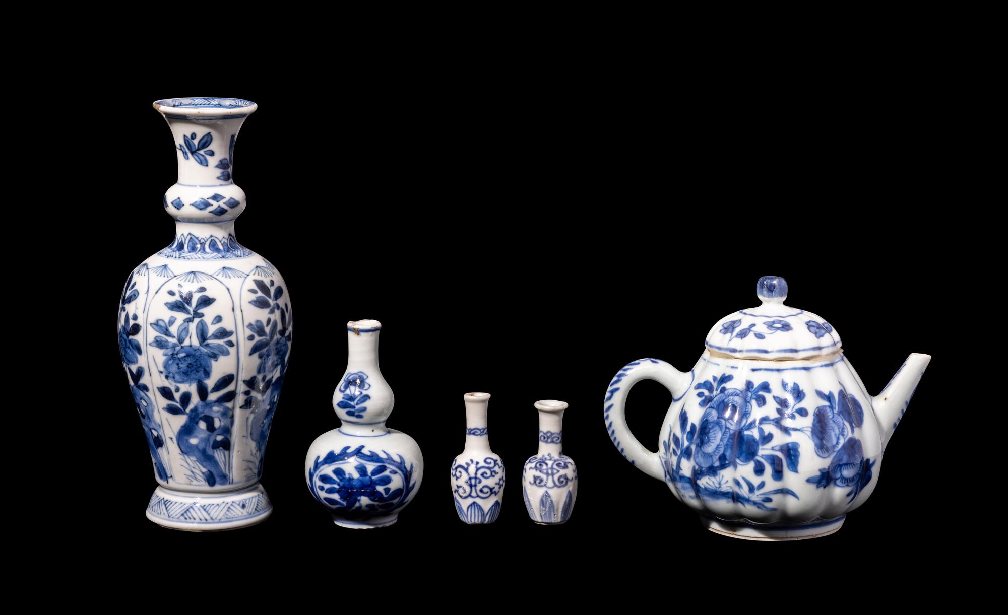 Seven Chinese Export Blue and White Porcelain Articles