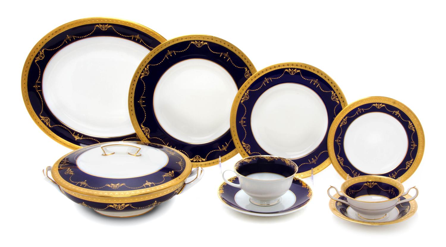 A Worcester Porcelain Dinner Service, Diameter of dinner plate 10 1/2 inches.