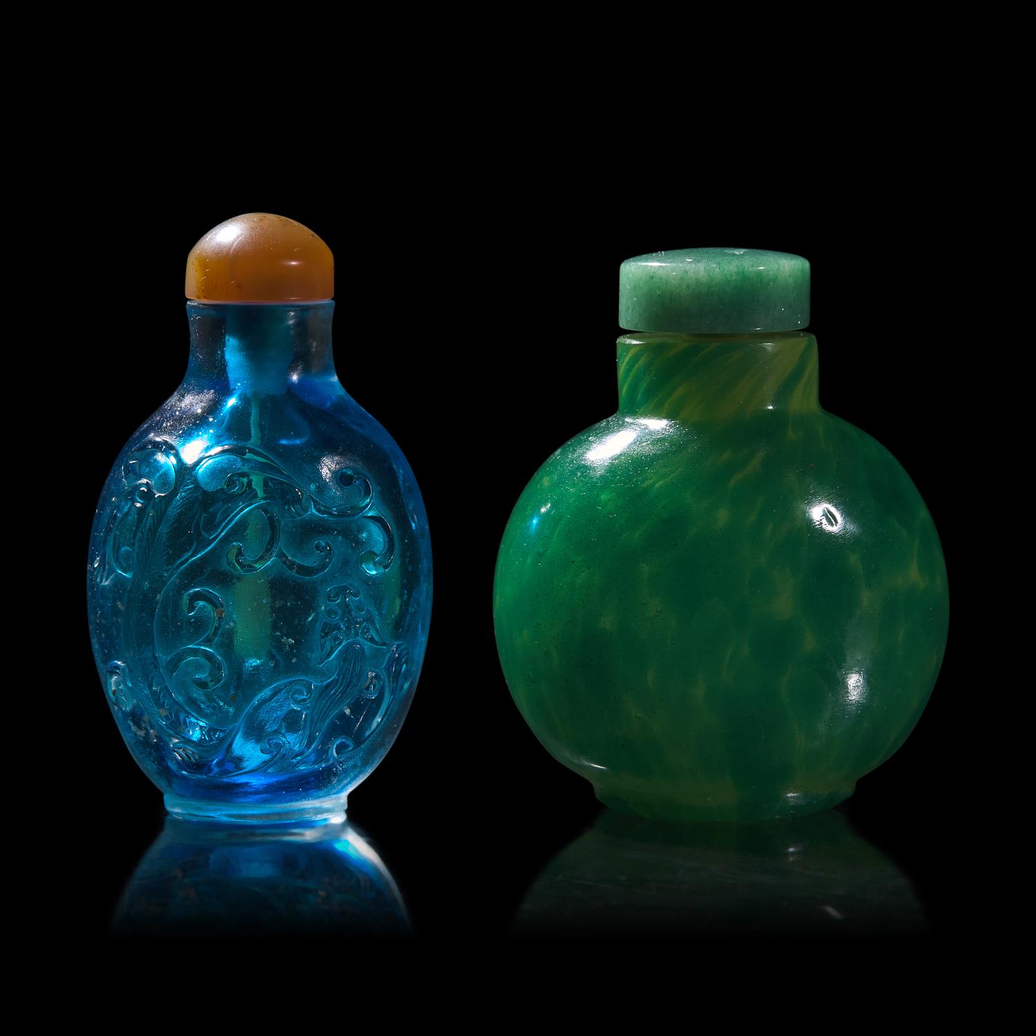 Two Chinese Monochrome Glass Snuff Bottles, 19th Century — 清晚期 料器鼻煙壺兩支
