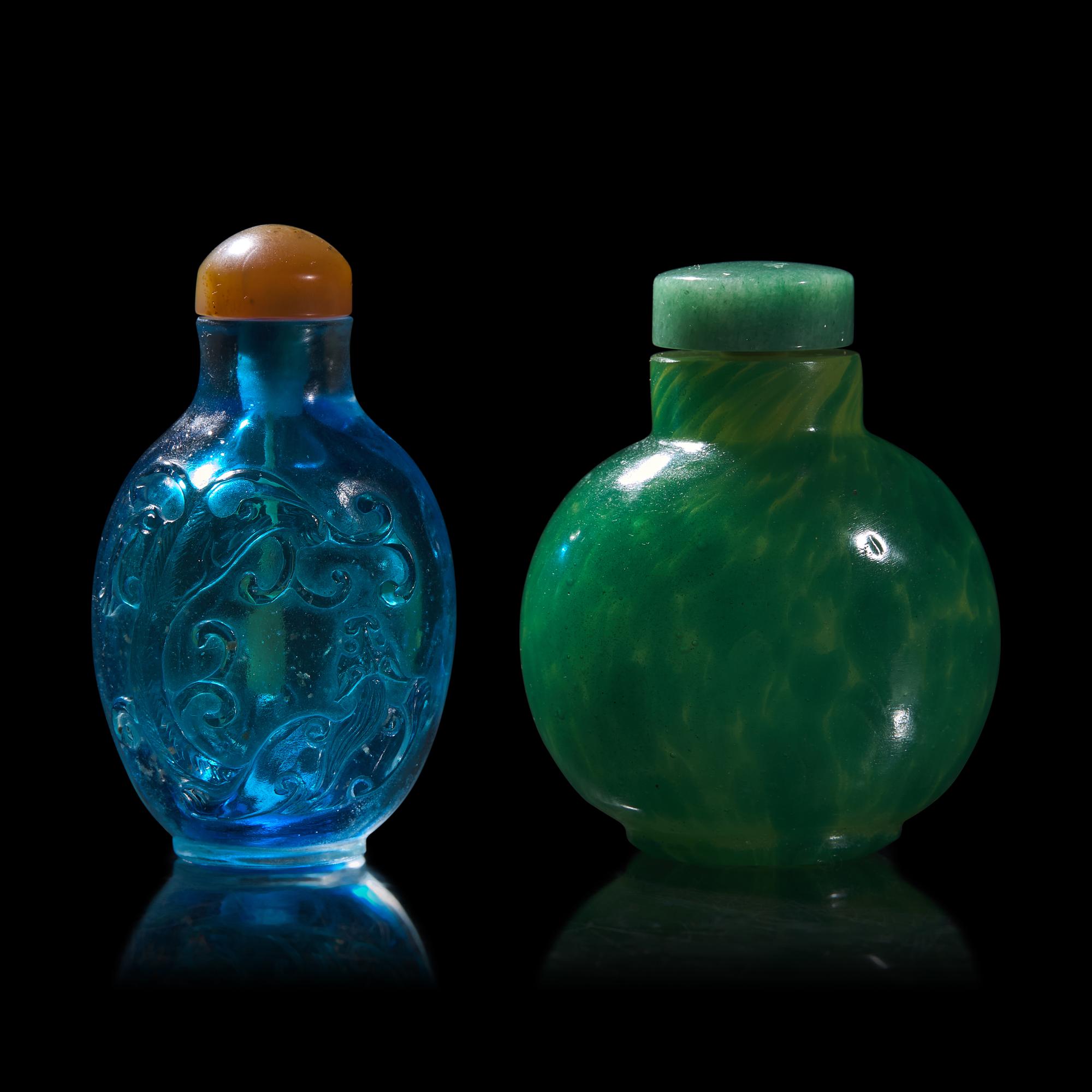 Two Chinese Monochrome Glass Snuff Bottles, 19th Century — 清晚期 料器鼻煙壺兩支