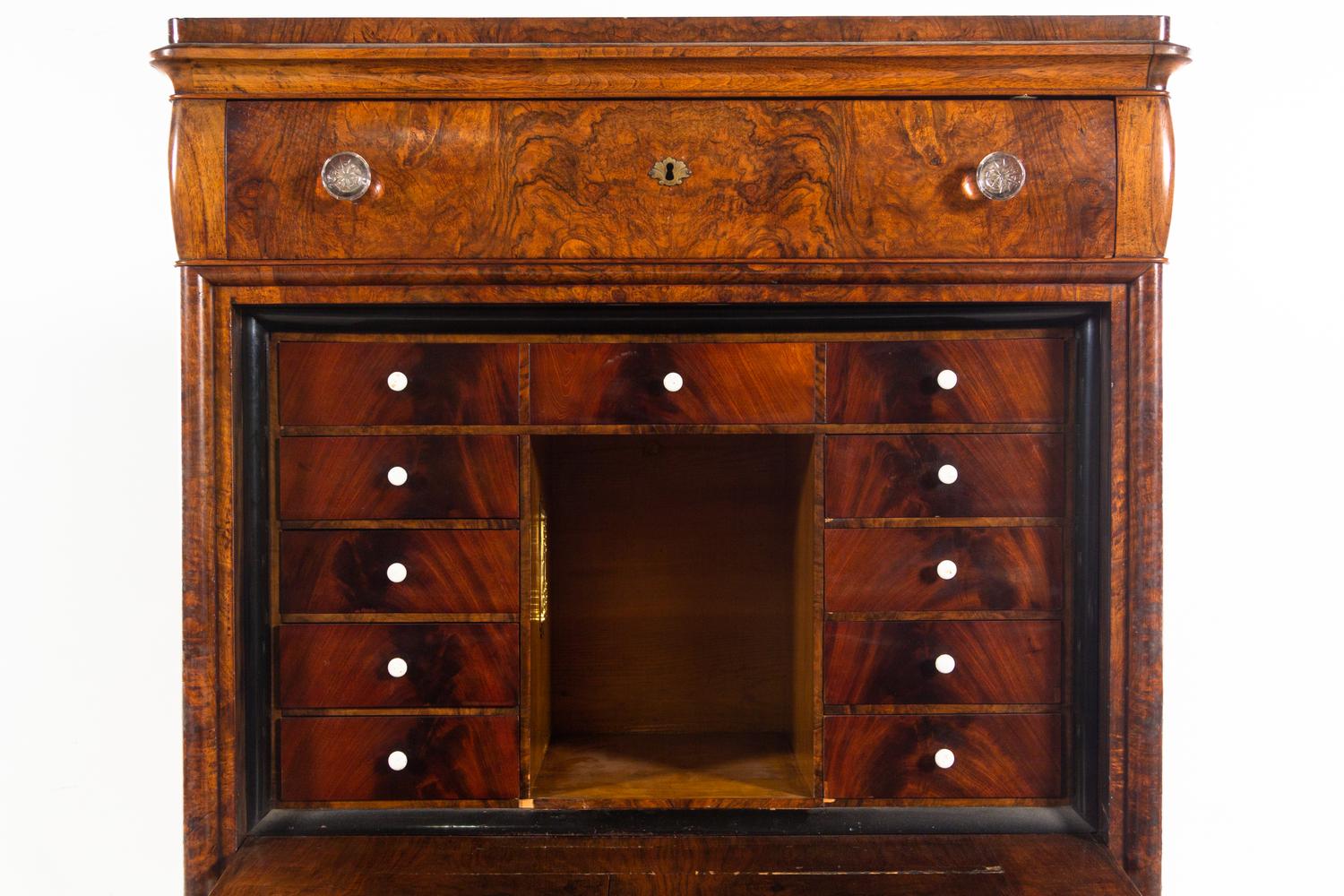A Continental Burl Walnut Secrétaire à Abattant