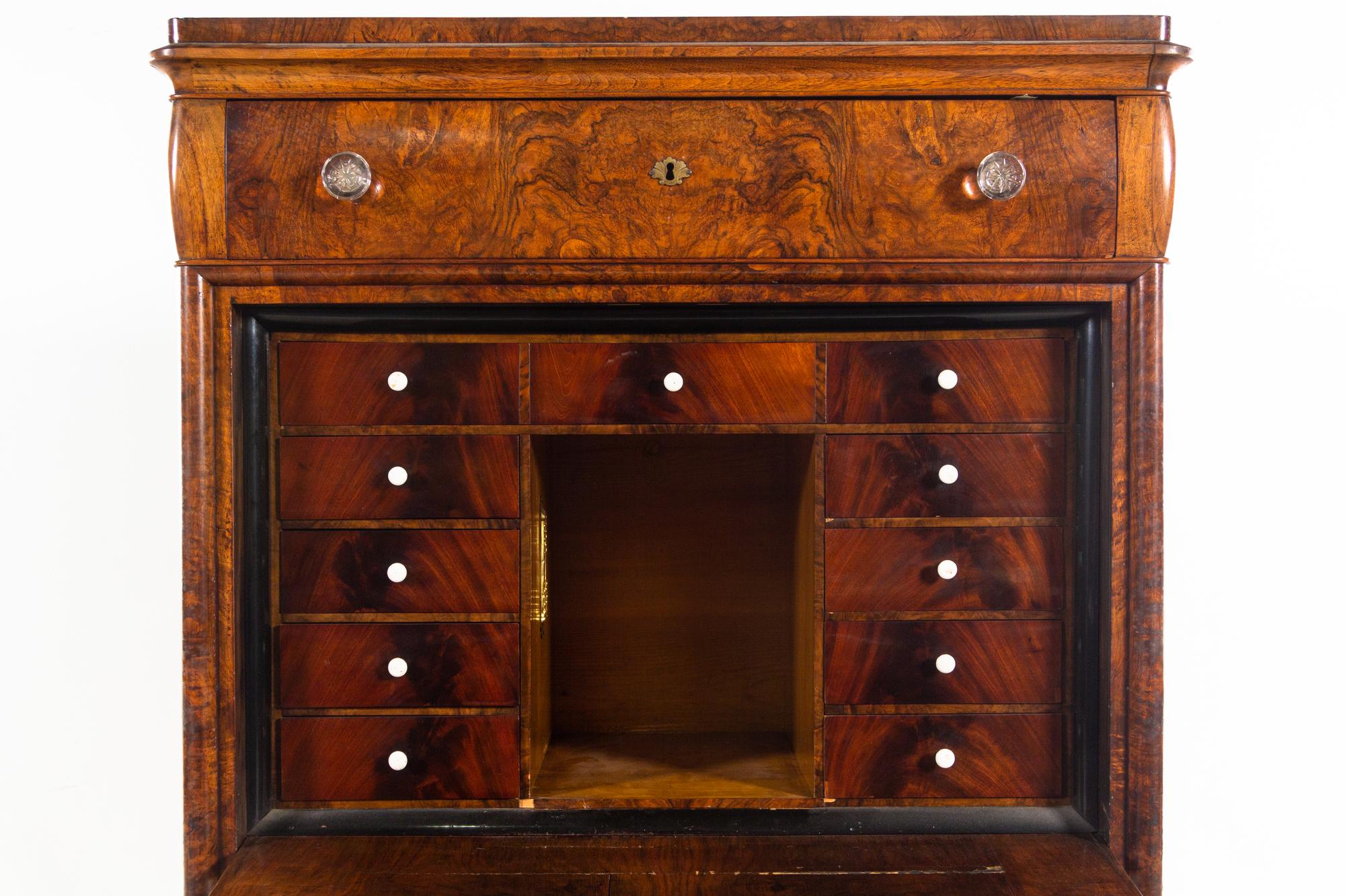 A Continental Burl Walnut Secrétaire à Abattant