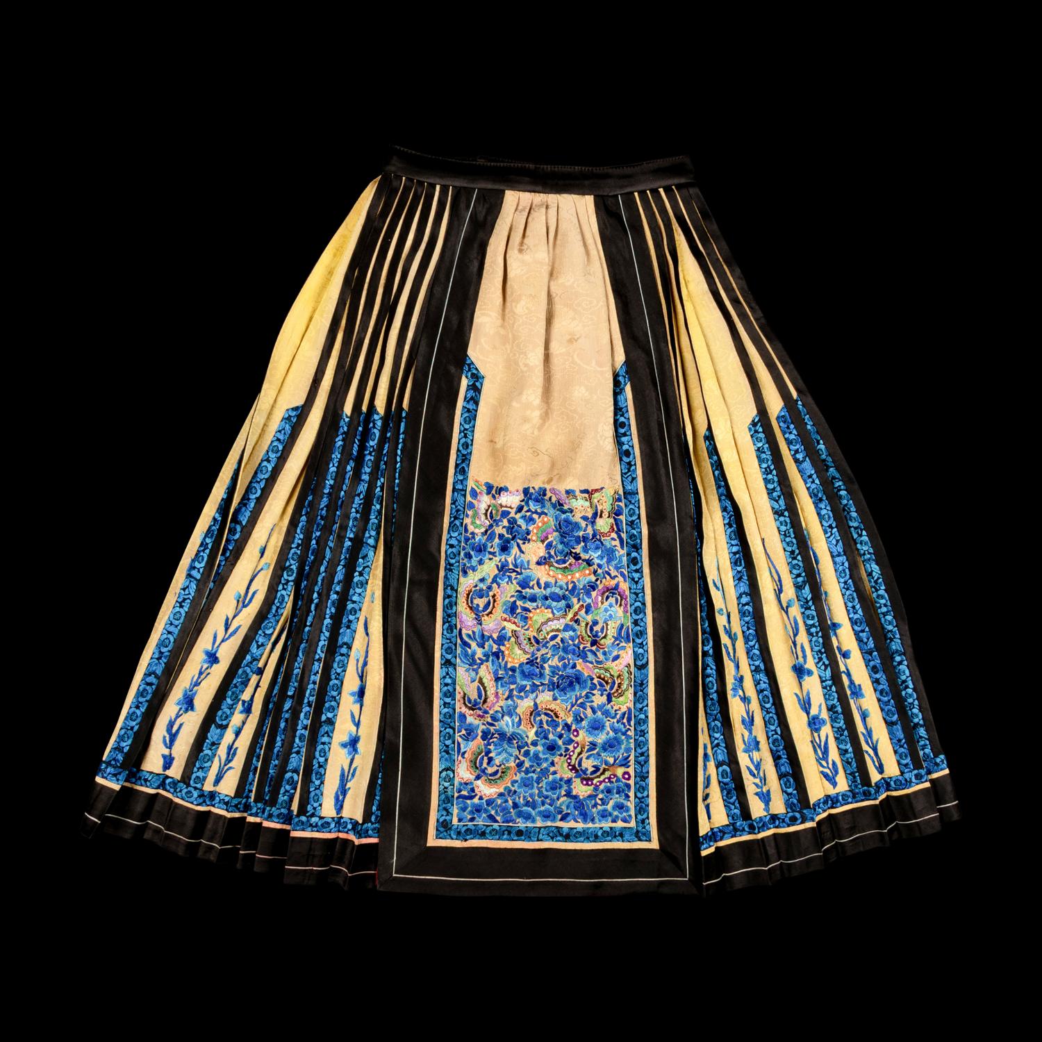 Two Chinese Embroidered Silk Skirts, 19th Century 清晚期 馬面裙兩件