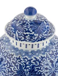 A Chinese Export Blue and White Porcelain Jar