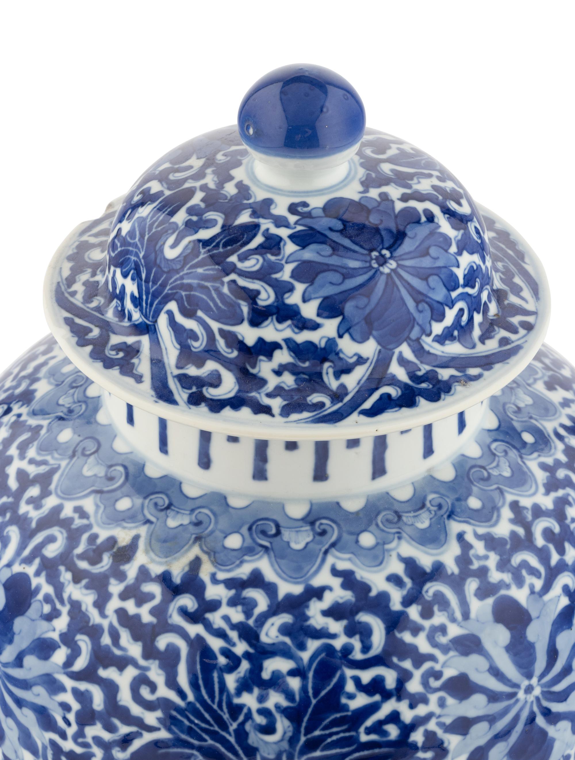 A Chinese Export Blue and White Porcelain Jar