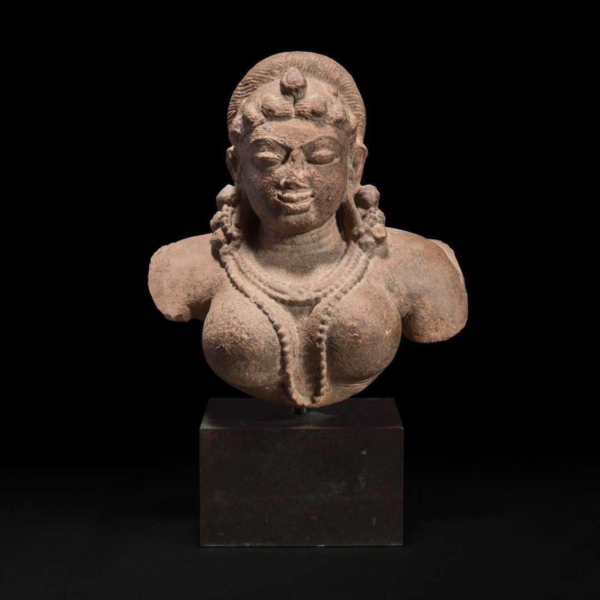 An Indian carved stone bust of a female deity 印度石雕女性神像 12th Century or earlier ???????