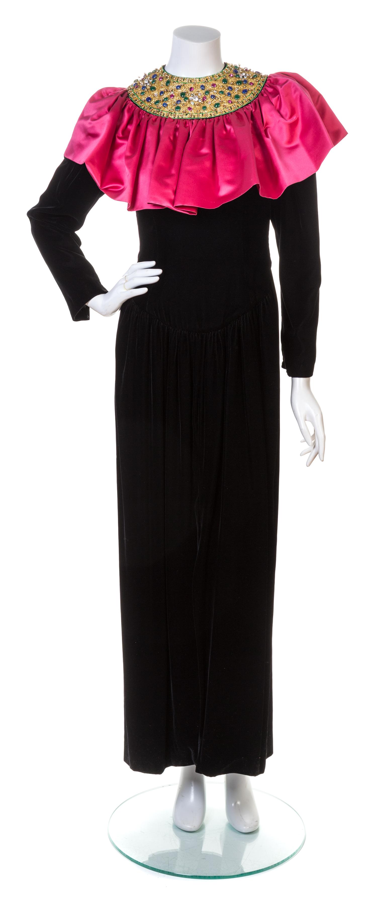 An Oscar de la Renta Black Velvet Gown, Size 8.