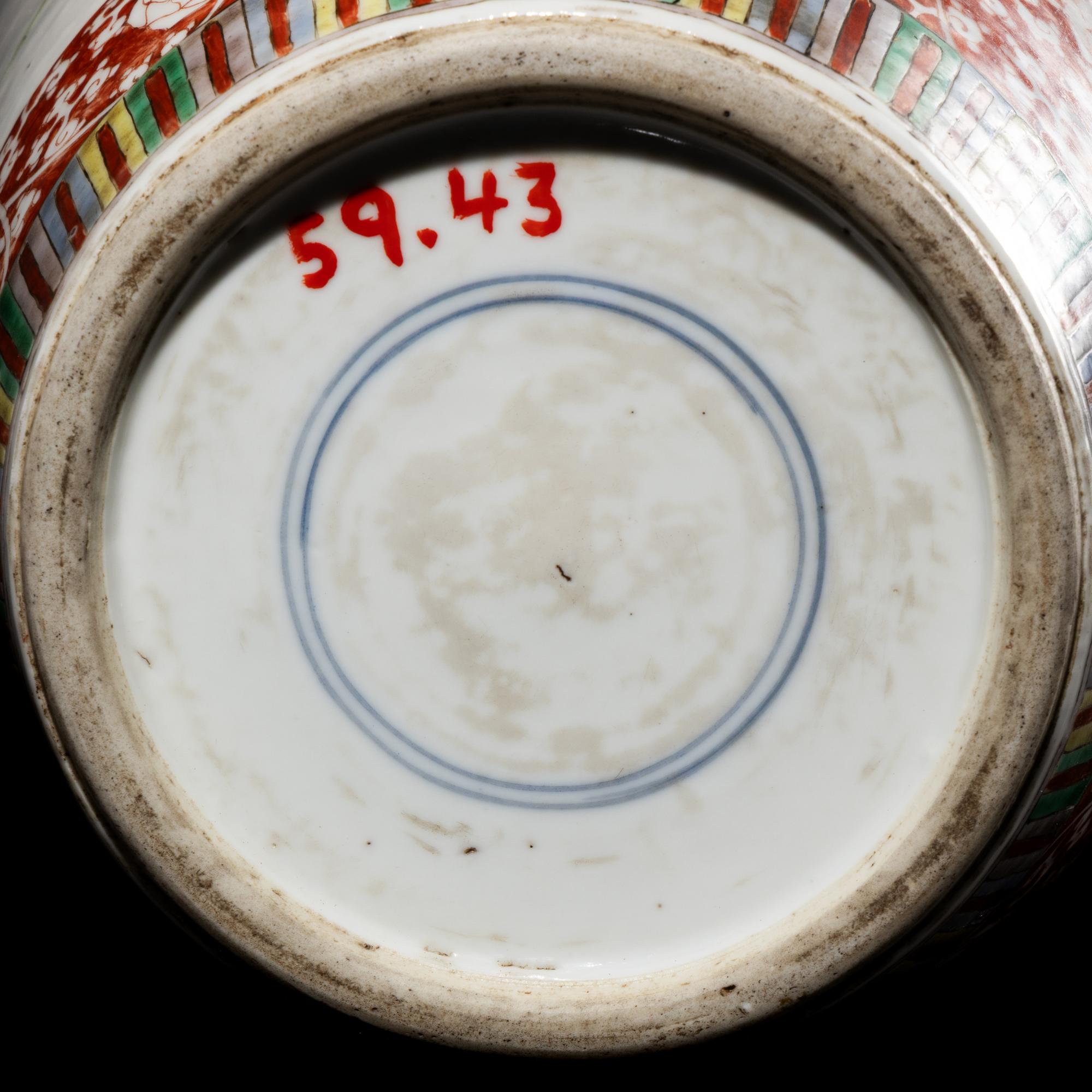 A Chinese Famille Rose 'Lotus' Porcelain Vase, Late 19th-20th Century 晚清-民國 粉彩一路蓮科賞瓶