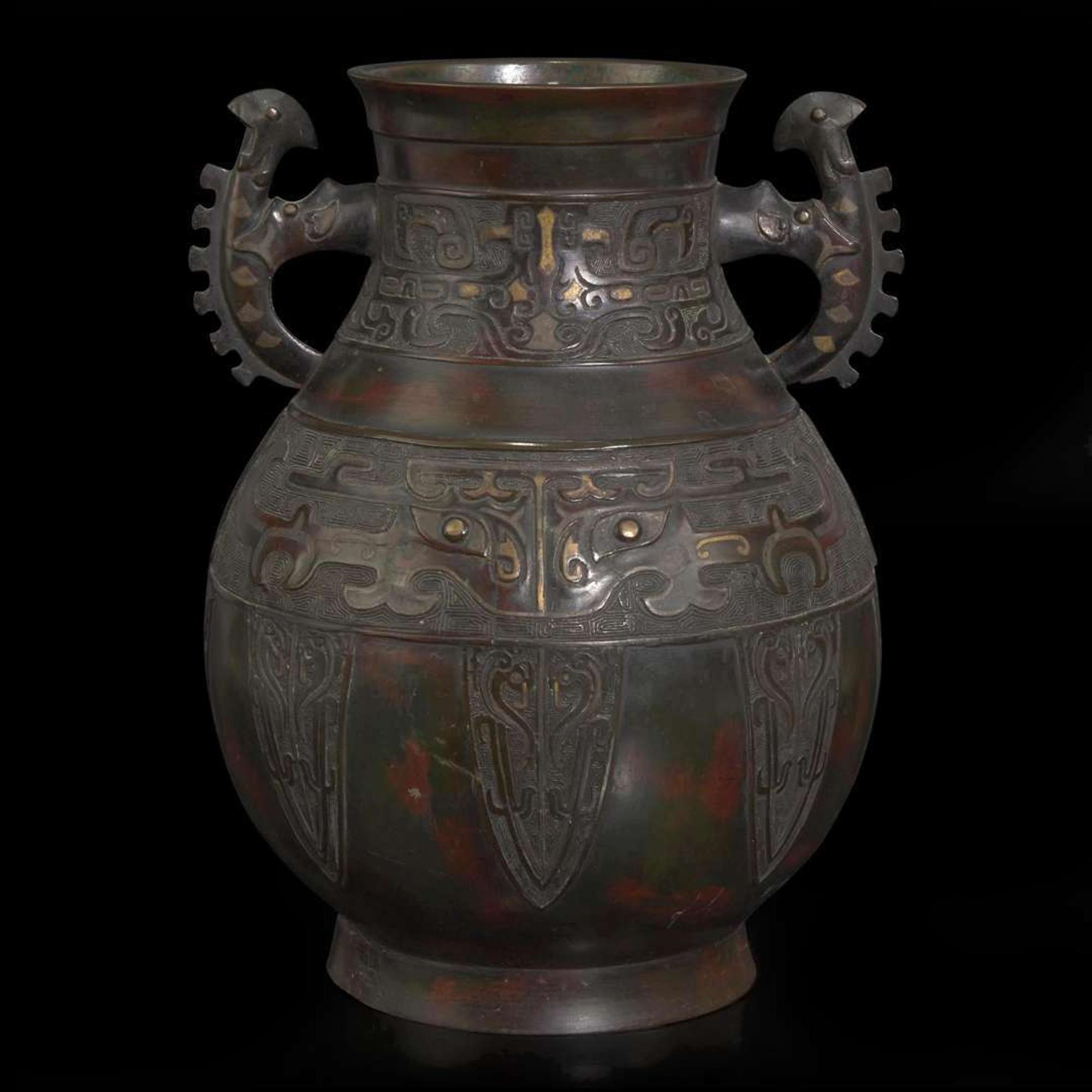 A large archaistic inlaid and patinated bronze "Hu"-form vase 镶嵌仿古铜壶樽