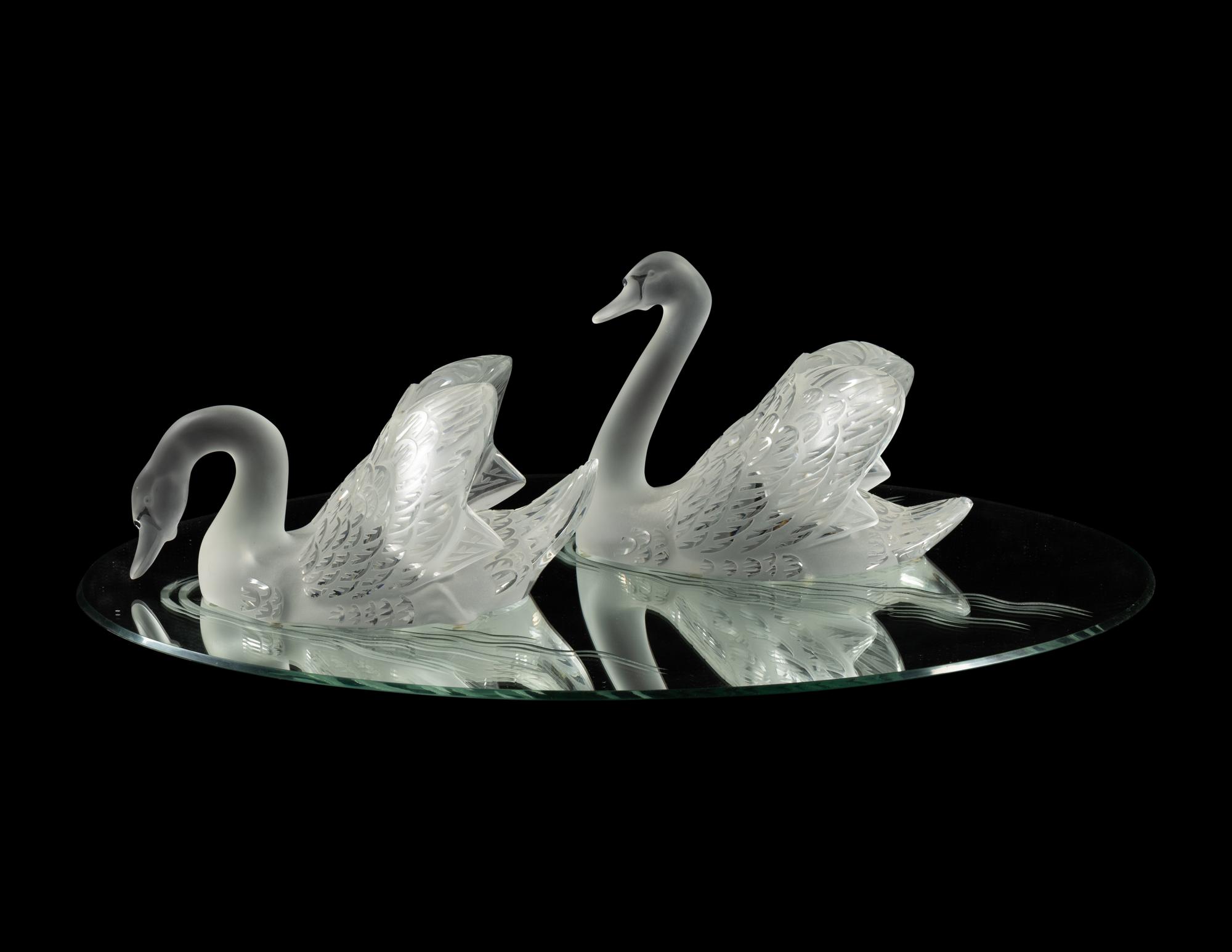 A Lalique Miroir Cygnes Centerpiece