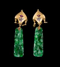A Pair of Jadeite and Yellow Gold Mounted Ear Clips