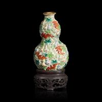 An Unusual Chinese Molded Porcelain "Bats and Gourds" Large Snuff Bottle, First Half 19th Century — 清中期 粉彩貼塑“福祿萬代”葫蘆瓶