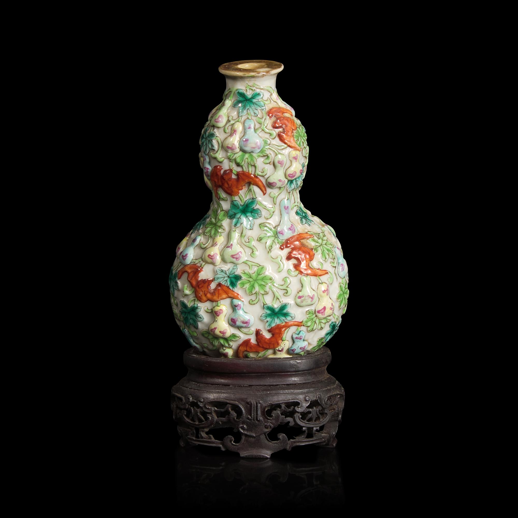 An Unusual Chinese Molded Porcelain "Bats and Gourds" Large Snuff Bottle, First Half 19th Century — 清中期 粉彩貼塑“福祿萬代”葫蘆瓶