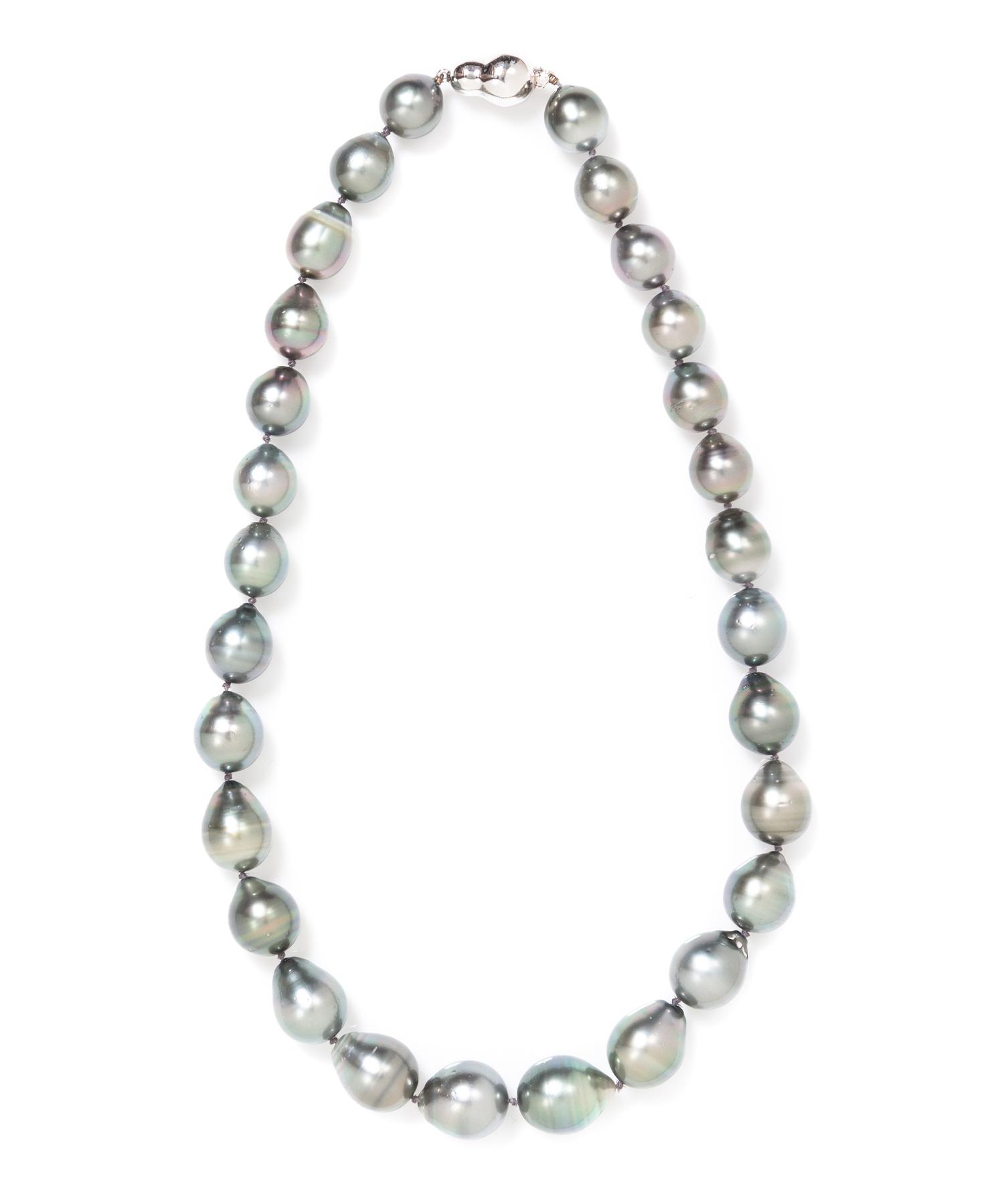 A 14 Karat White Gold and Graduated Cultured Tahitian Pearl Necklace,