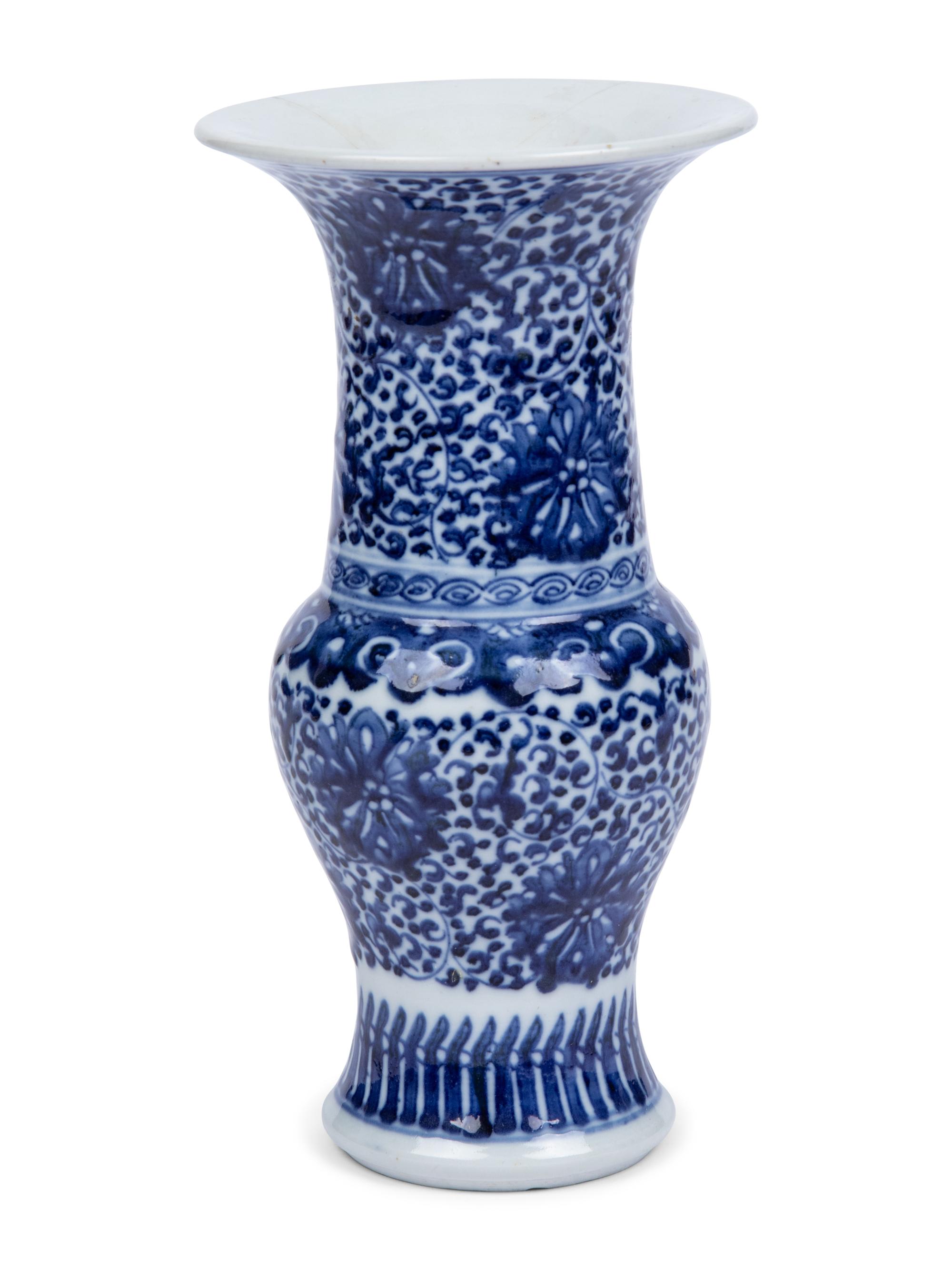 A Chinese Blue and White Porcelain "Phoenix Tail" Vase