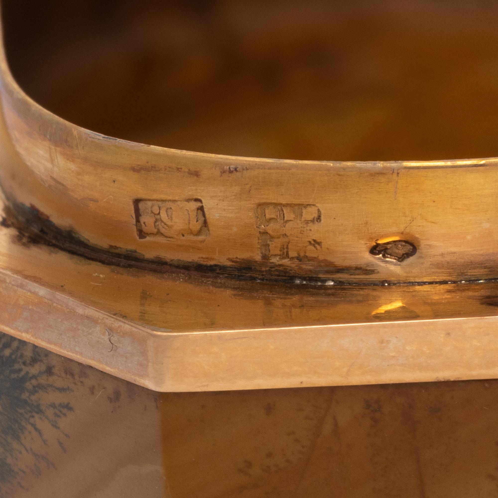 A Gold-Mounted Opaque Agate Snuff Box
