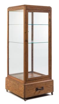An American Oak Retail Show Case Height 58 x width 22 x depth 22 inches. — ROBERT J. GOLDSMITH, CHICAGO, LATE 19TH/EARLY 20TH CENTURY