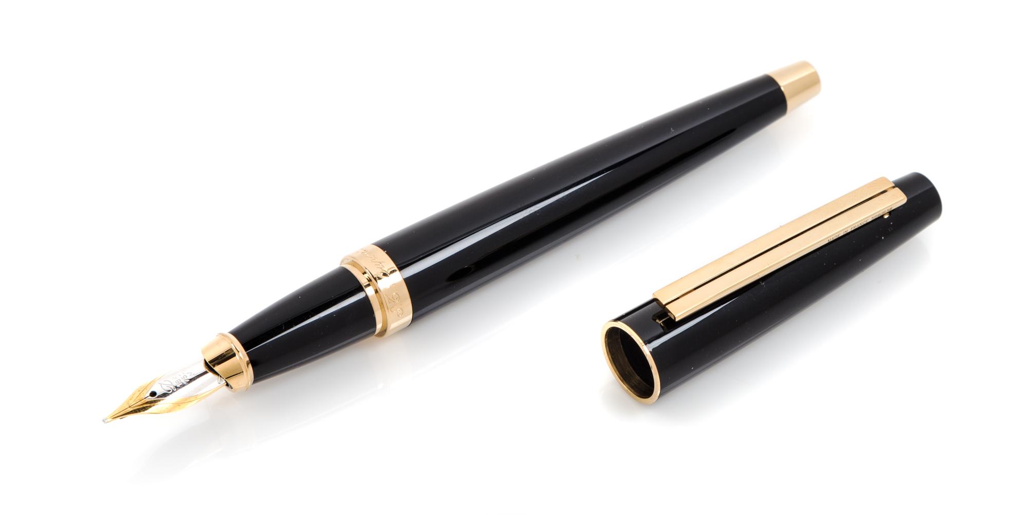 An S.T. Dupont Ellipsis: Composite Noir Fountain Pen