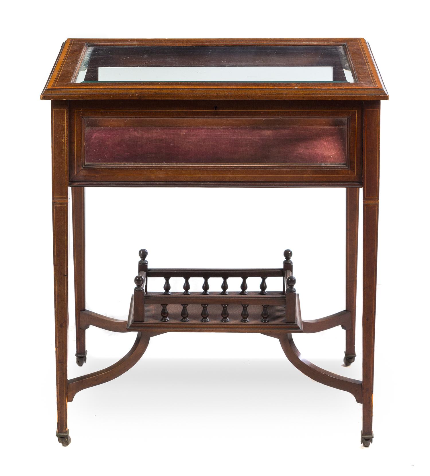 An Edwardian Mahogany Vitrine Table Height 28 1/2 x width 26 x depth 17 inches. — 19TH/20TH CENTURY