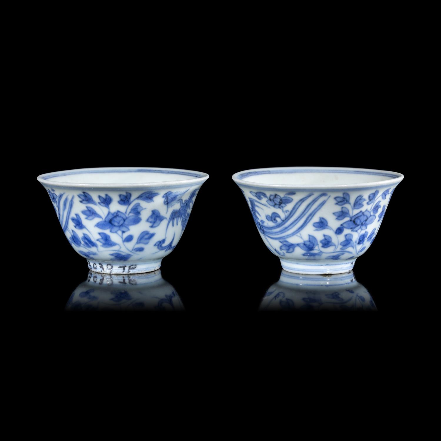 A Pair of Blue and White 'Phoenix' Cups, Jiajing Mark, 16th/17th Century 明晚期 嘉靖款青花穿花鳳紋杯一對