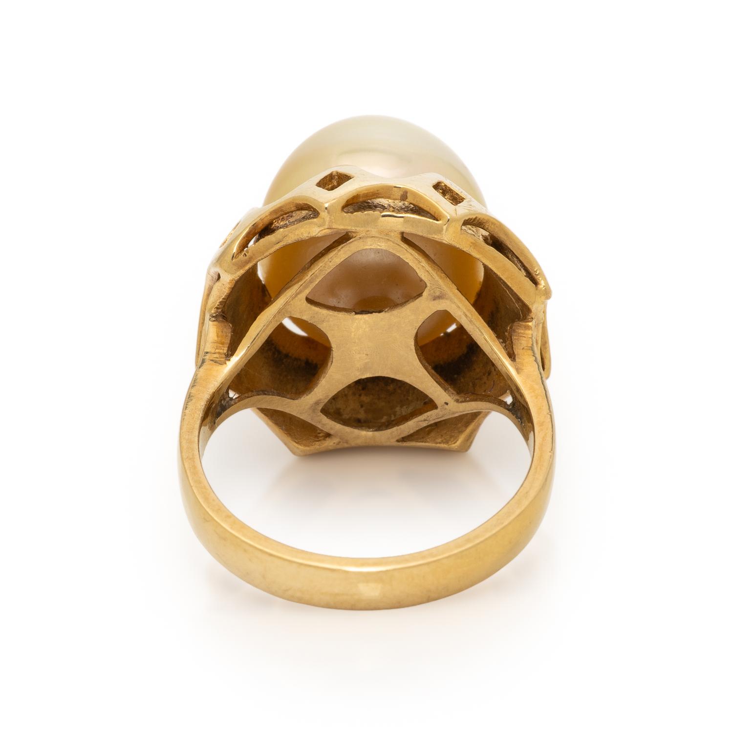 CULTURED PEARL AND YELLOW GOLD RING