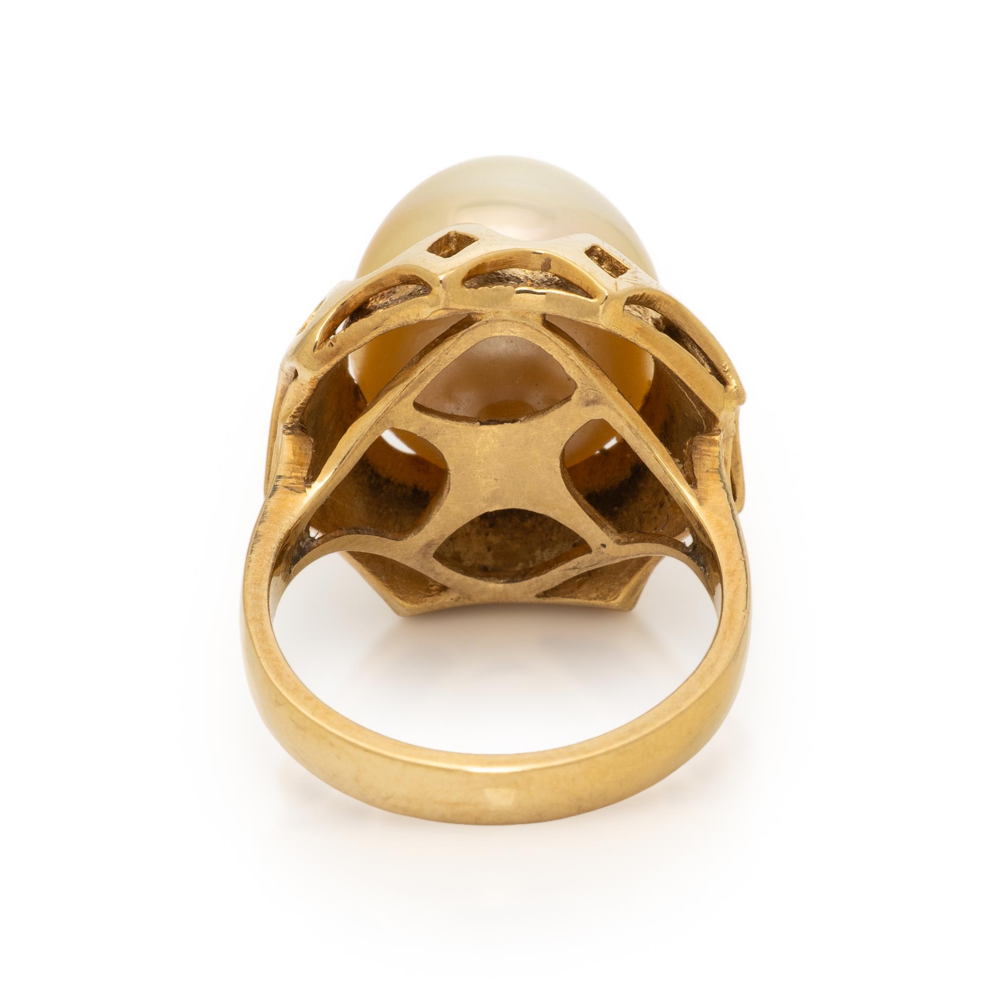 CULTURED PEARL AND YELLOW GOLD RING