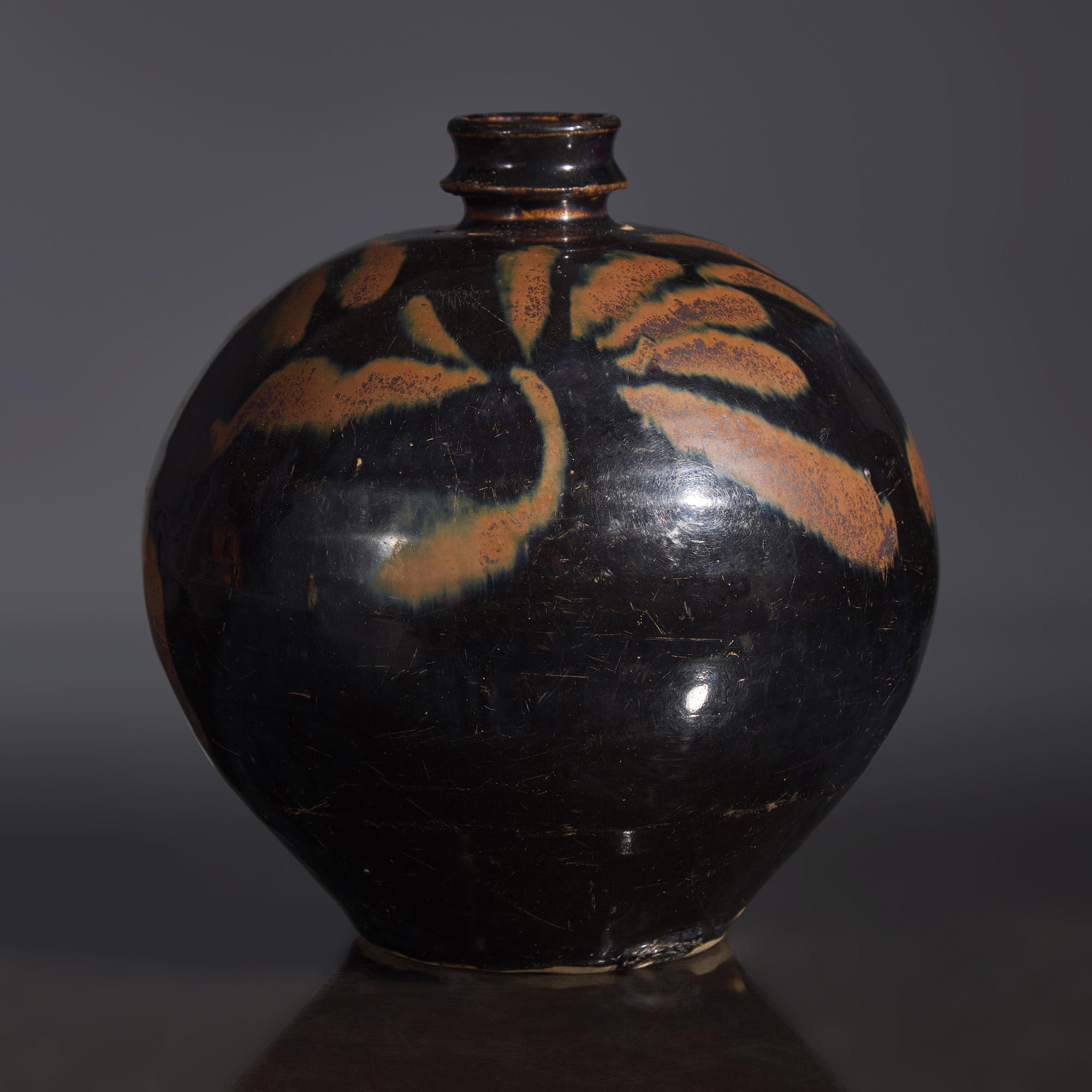 A Chinese Cizhou Black Glazed Globular Jar, Jin/Yuan Dynasty — 金/元 磁州窯黑釉鐵鏽花嘟噜瓶