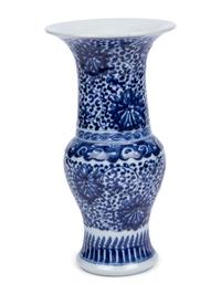 A Chinese Blue and White Porcelain "Phoenix Tail" Vase