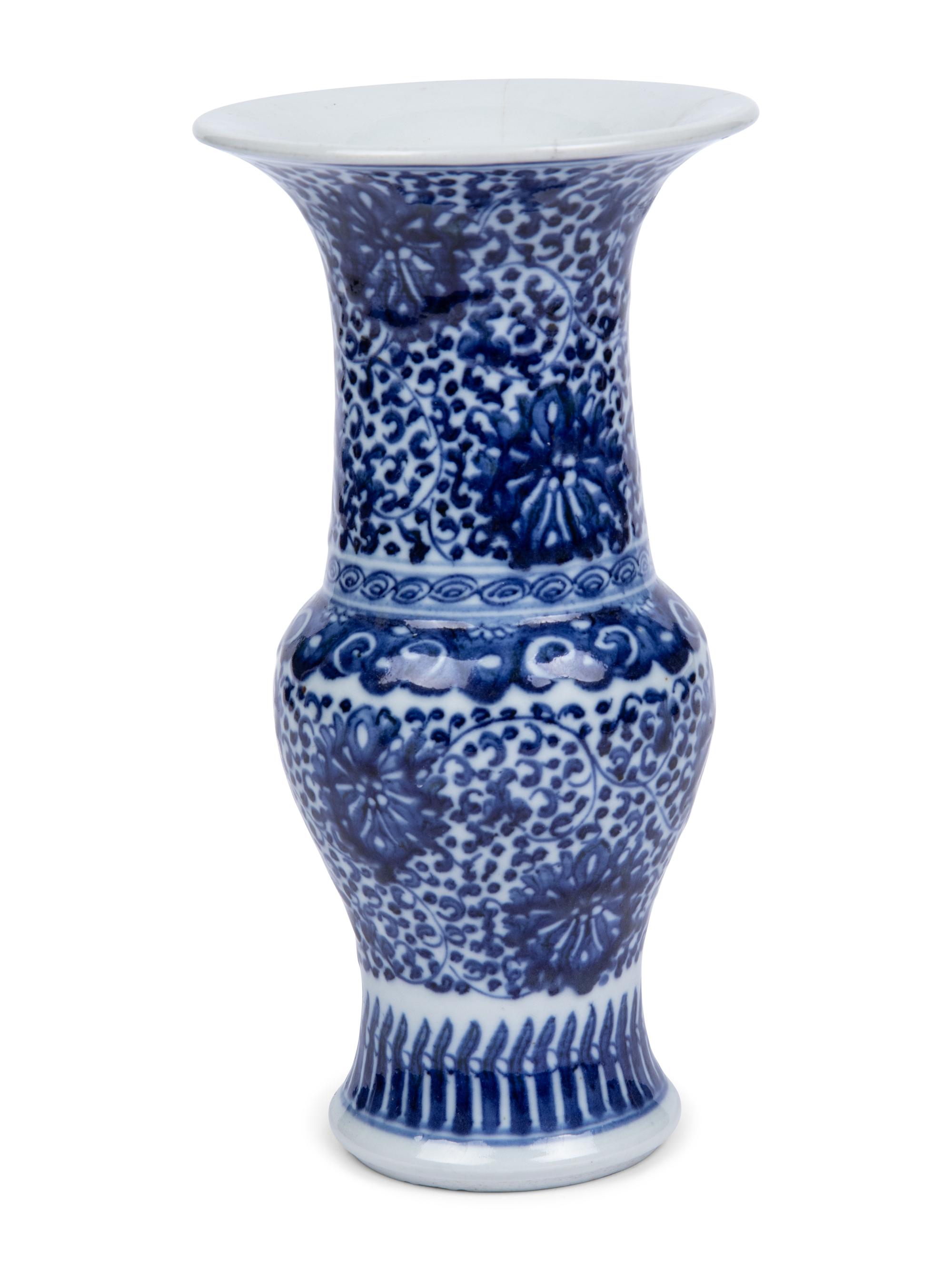 A Chinese Blue and White Porcelain "Phoenix Tail" Vase