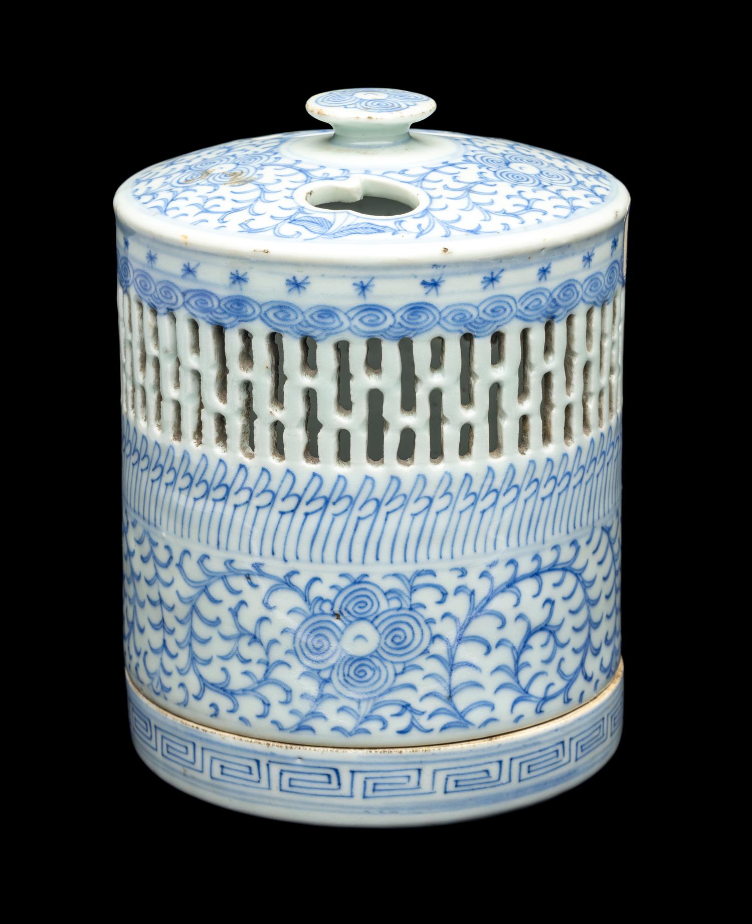 A Chinese Blue and White Reticulated Porcelain Oil Lamp and Cover