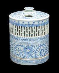 A Chinese Blue and White Reticulated Porcelain Oil Lamp and Cover